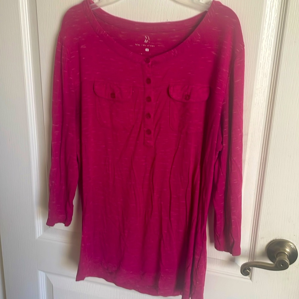 Casual pink shirt with 3/4 sleeves that can be rolled up